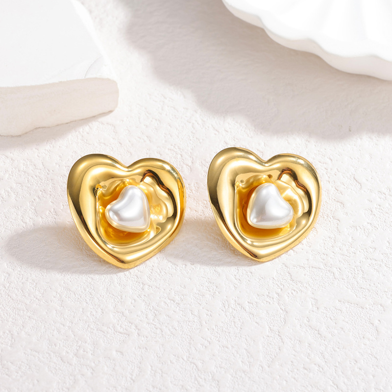 Ear Stud with Pearl